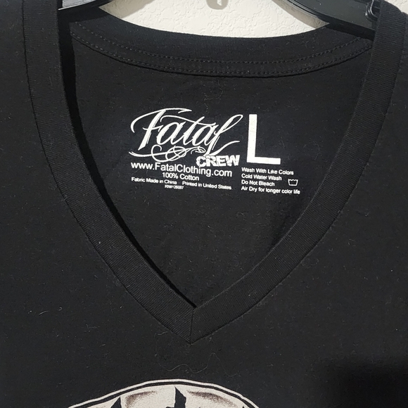 🎀 Junior's Black Skull Graphic V-Neck Tee Size: Large🎀 - Picture 5 of 5